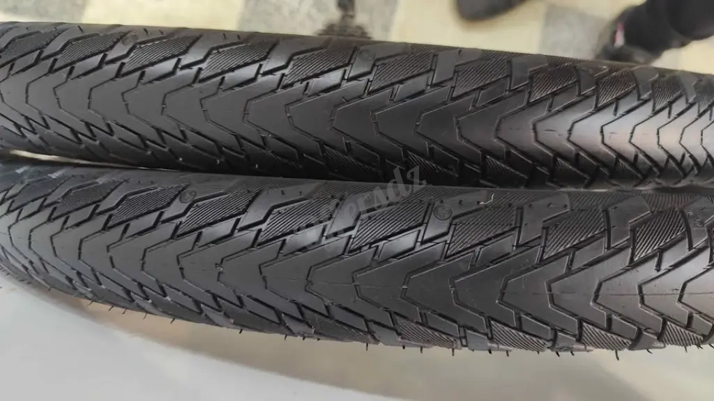 Pneu continental contact cruiser 27.5 ×2.40 très bon état comme neuf