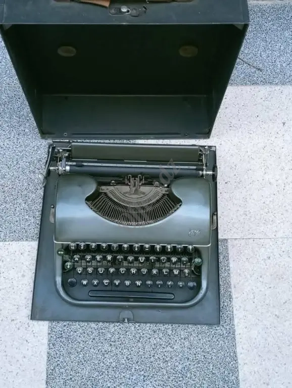 داكتيلو قديم نظيف بزاف شبه جديد هابط من فرنسا